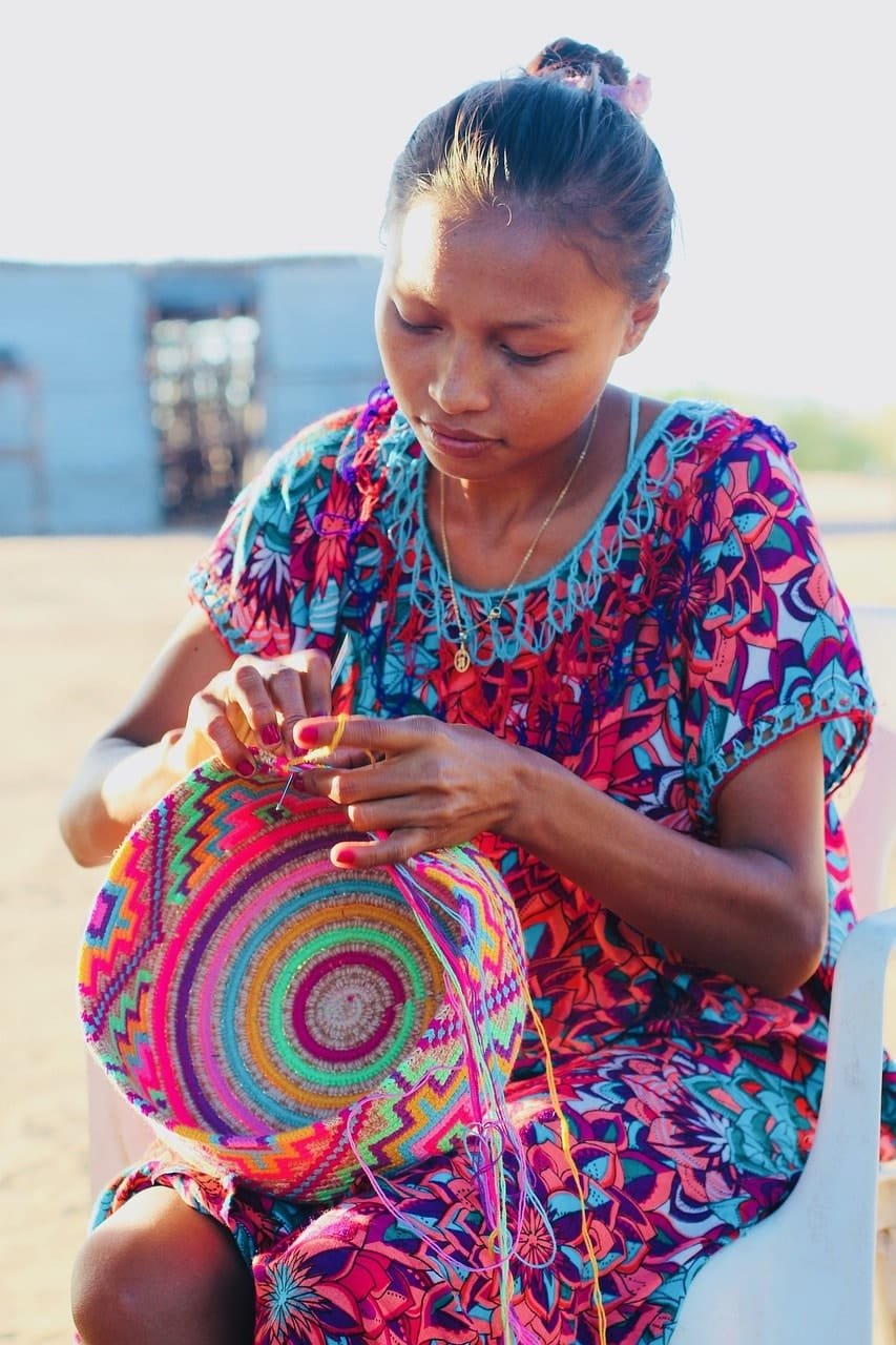 A member of the Wayu Tribe weaving a Mochila Bag